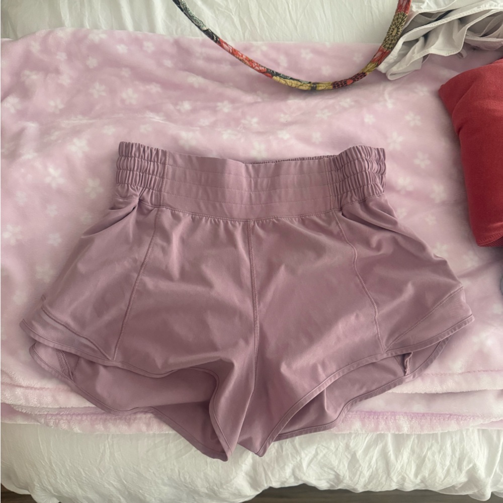 lululemon athletica hotty hot 2.5 high rise short